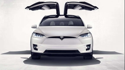 Elon Musk predstavil Model X, najbezpečnejšie SUV s dojazdom cez 400km