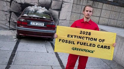 PRE GREENPEACE JE STOPKA PRE SPAĽOVACIE MOTORY OD 2035 MÁLO. VOLAJÚ PO ICH ZÁKAZE OD 2028