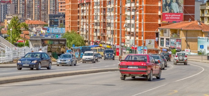 Kosovo po varovaniach západu ustúpilo od zabavovania áut Srbom za staré evidenčné čísla