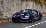 Šéfovi Bugatti ukradli jeho Chiron. Kľúče boli v aute, zlodeja naháňal na Porsche 911