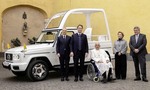Vo Vatikáne vystavujú osem pápežských Mercedesov. Najstarší má 96 rokov a osemvalcový motor