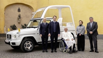VO VATIKÁNE VYSTAVUJÚ OSEM PÁPEŽSKÝCH MERCEDESOV. NAJSTARŠÍ MÁ 96 ROKOV A OSEMVALCOVÝ MOTOR
