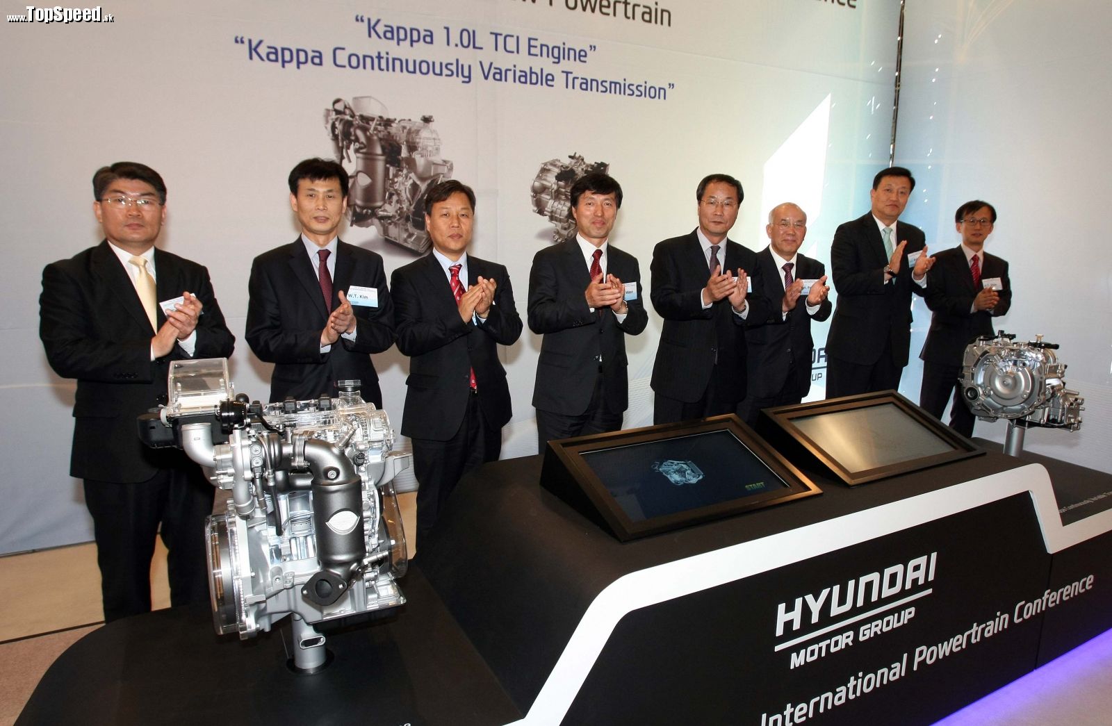 Na konferenciu prišlo veľa expertov. Hyundai prezentoval motory blízkej budúcnosti.