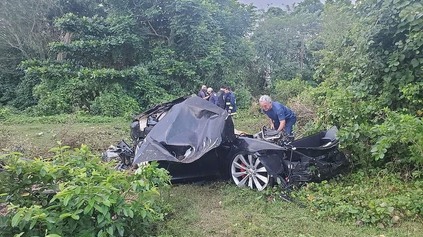 TESLA MODEL S SPADLA Z ÚTESU. VODIČ ZÁZRAKOM VYVIAZOL LEN SO ŠKRABANCOM