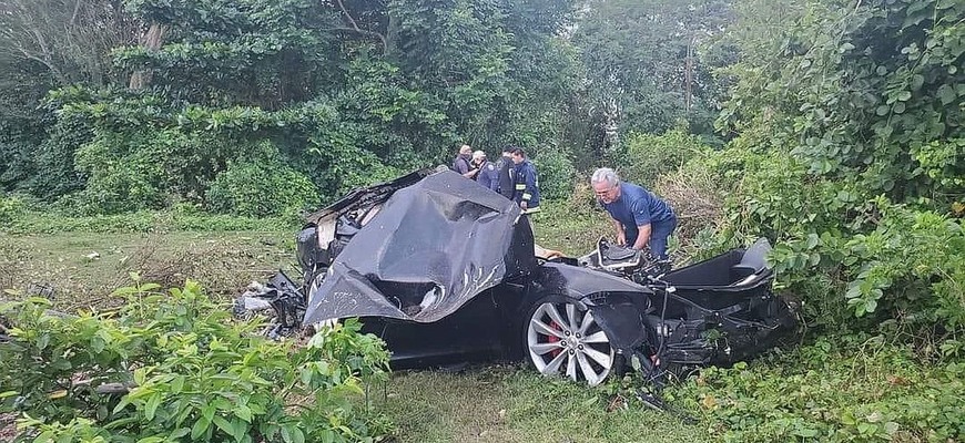 Tesla Model S spadla z útesu. Vodič zázrakom vyviazol len so škrabancom