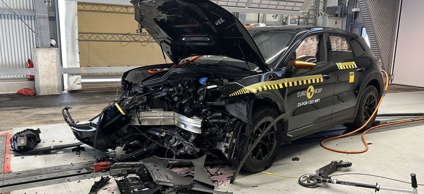 Nové Porsche Cayenne v Euro NCAP: je bezpečné búrať s nemeckým elektrickým tankom?