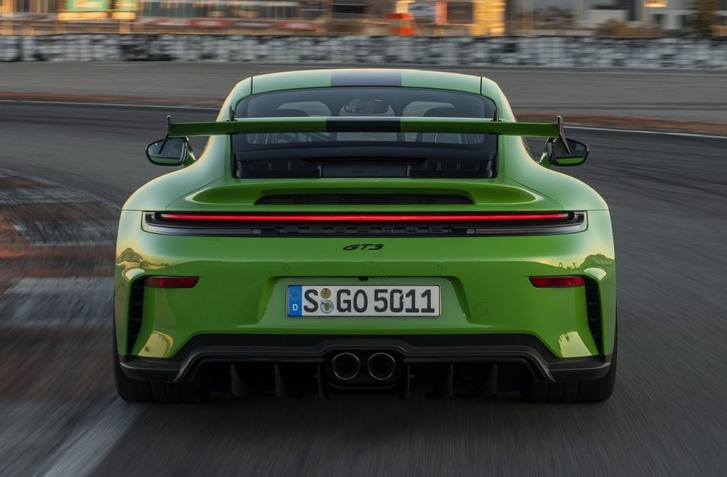 AKTUÁLNY PÁD PORSCHE UŽ NEDOKÁŽE ZACHRÁNIŤ ANI 911. ZNAČKA ZATVORÍ VEĽKÚ ČASŤ PREDAJNÍ