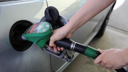 Ceny palív klesli na historické minimá. Spadnú pod 1 euro za liter?
