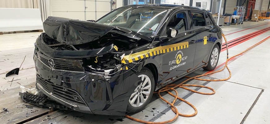 Nový Opel Astra Euro NCAP test zvládol za štyri, výsledky mal ale často na hrane