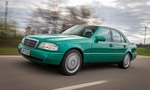 Mercedes triedy C W202 oslavuje 30 rokov, kontrast dieselov a V8 AMG bol neprehliadnuteľný