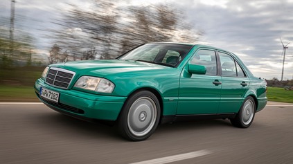 MERCEDES TRIEDY C W202 OSLAVUJE 30 ROKOV, KONTRAST DIESELOV A V8 AMG BOL NEPREHLIADNUTEĽNÝ