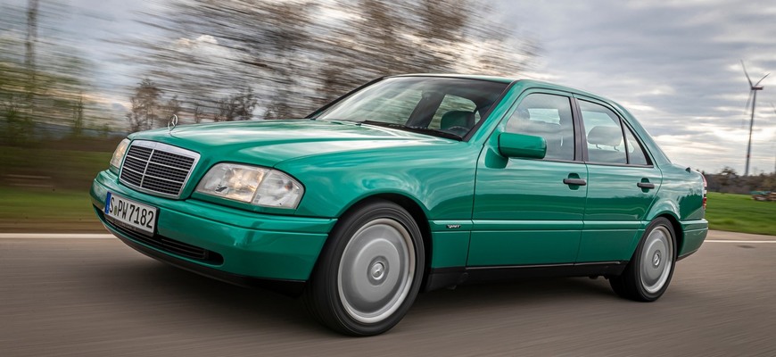 Mercedes triedy C W202 oslavuje 30 rokov, kontrast dieselov a V8 AMG bol neprehliadnuteľný