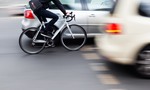 Ako neschytať pokutu za správanie voči cyklistom? Mladí vodiči pohoreli, ukazuje sa nepriateľstvo