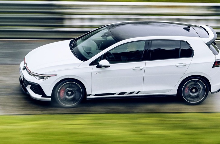 NOVÝ VW GOLF GTI CLUBSPORT. S POSUNUTÝM OBMEDZOVAČOM DÁ 267 KM/H