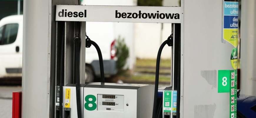 Lacnejší benzín a nafta v Poľsku nekončí, tamojšia vláda predĺži nižšie dane do konca roka