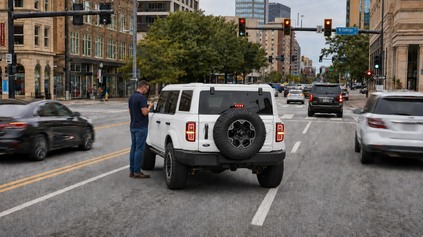 VYPNÚŤ AUTO NA DIAĽKU PO NEZAPLATENEJ SPLÁTKE? FORD VRAJ VYPOL BRONCO V PLNEJ PREMÁVKE