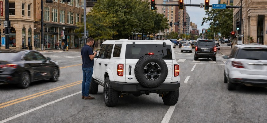 Vypnúť auto na diaľku po nezaplatenej splátke? Ford vraj vypol Bronco v plnej premávke