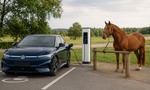 Volkswagen a elektromobily: Benzín aj naftu vraj čaká osud koní. Zákazníci presadnú sami