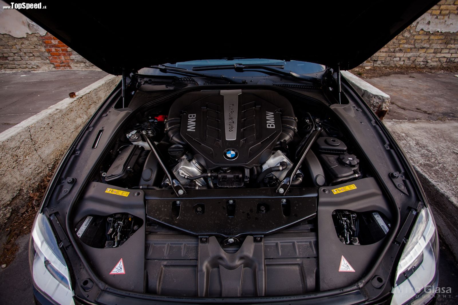 8 valcov, dve turbá, strašidelne moc koní... to je pohľad pod kapotu BMW 650i!