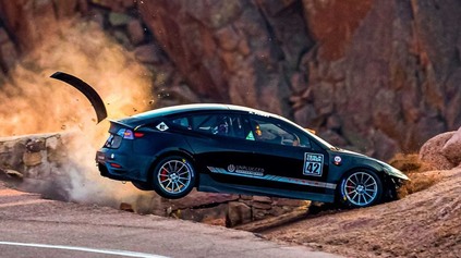 UPRAVENÁ TESLA MODEL 3 HAVAROVALA NA TRATI DO VRCHU NA HORE PIKES PEAK