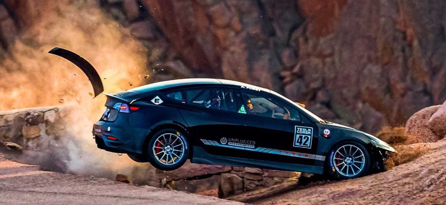 Upravená Tesla Model 3 havarovala na trati do vrchu na hore Pikes Peak