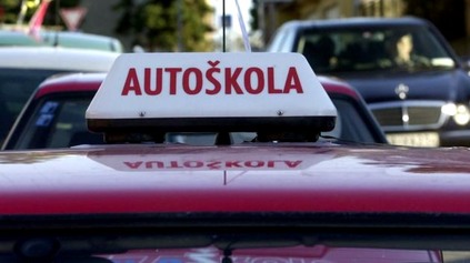 AUTOŠKOLA DOVOĽUJE ŽIAKOM PRED JAZDOU PIŤ ALKOHOL, PADLO PIVO AJ TVRDÉ! POLÍCIA ZAREAGOVALA