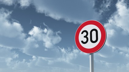 DVOJITÝ CHYTÁK PRE VODIČOV: ZNAČKA OBMEDZUJE RÝCHLOSŤ NA 30 KM/H A PRIDÁVA AJ ZÁHADNÚ ŠÍPKU!