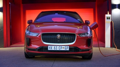 ELEKTRICKÝ JAGUAR I-PACE MÁ PROBLÉM. AUTOMOBILKA VARUJE, AUTO MÔŽE ZHORIEŤ, NEPARKUJTE NÍM DOMA