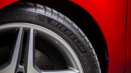OE VS AFTERMARKET: SÚ TOVÁRENSKÉ PNEUMATIKY LEPŠIE?