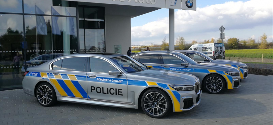 Českí policajti budú jazdiť ako páni. Na hybridných BMW 745Le xDrive