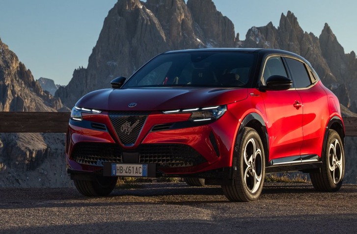 NOVÁ ALFA ROMEO JUNIOR SPORT SPECIALE PRIDÁVA VIZUÁLNY ŠTÝL, JEDNA PODSTATNÁ VEC JEJ CHÝBA