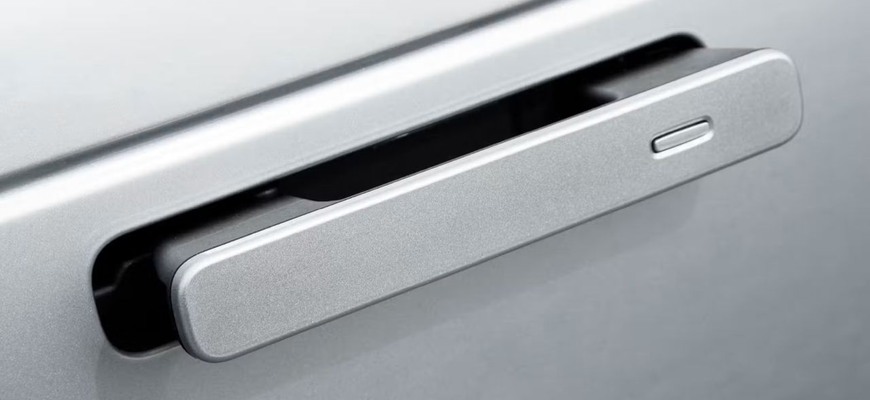 Čína vážne zakáže elektricky výsuvné kľučky. Kvôli vážnym nehodám skôr, ako mali v pláne